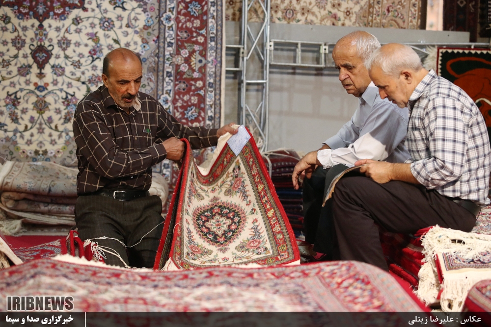 فرش دستباف ایران حرف اول در دنیا را می‌زند/ رقبای ایران تولیدات خود را با نام فرش‌ ایرانی در بازار عرضه می‌کنند